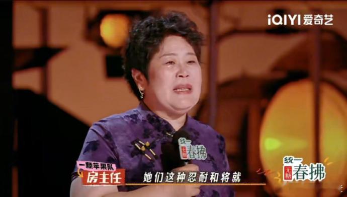 房主任穿旗袍原来是在致敬李波 哇，房主任穿旗袍致敬李波这事儿太有看点啦！旗袍那修