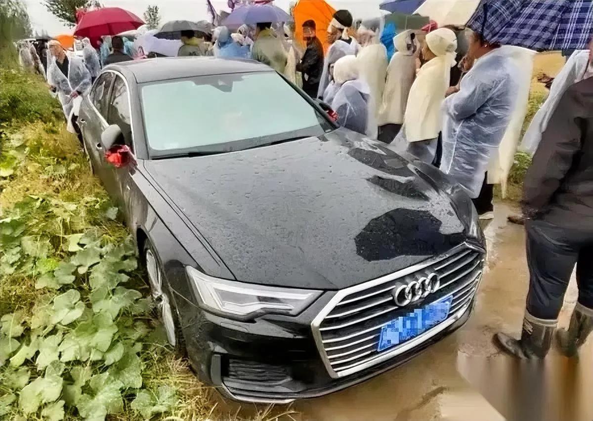 红白车队狭路相逢！

双方都不肯回头

最后咋解决的？河南开封这事儿真暖到我了！