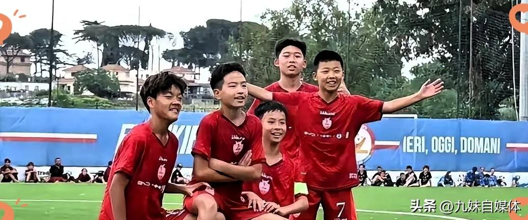 冠军是拿下了，但最让人记住的，反倒不是那10个男孩
场上那个唯一的女孩，张苗倩，
