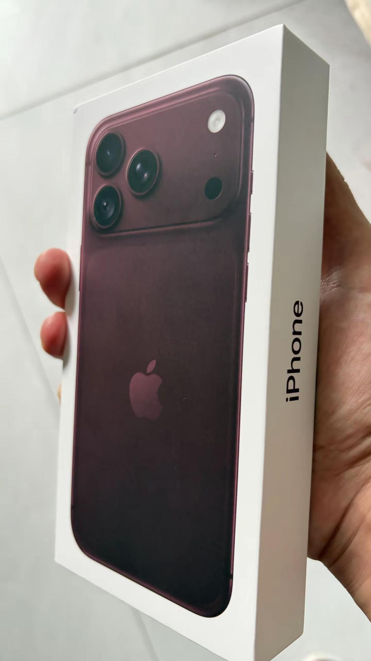 官网购入新鲜出炉的，iphone18pro Max，全新未拆封，连原装纸皮壳都在