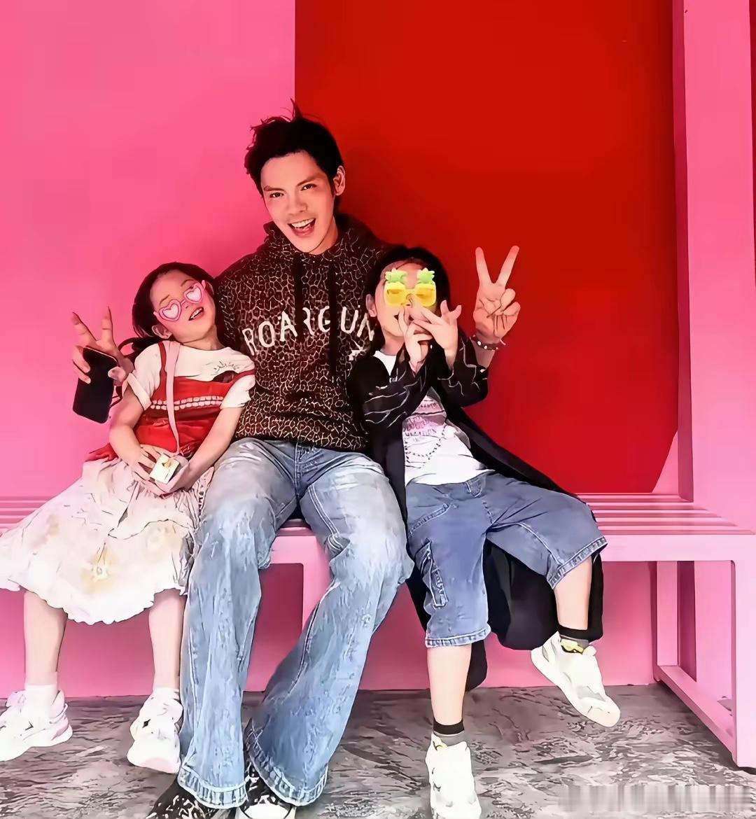 向佐晒出和老婆孩子合照，两个孩子都长这么高了，小儿子的长发居然还挺好看的。 