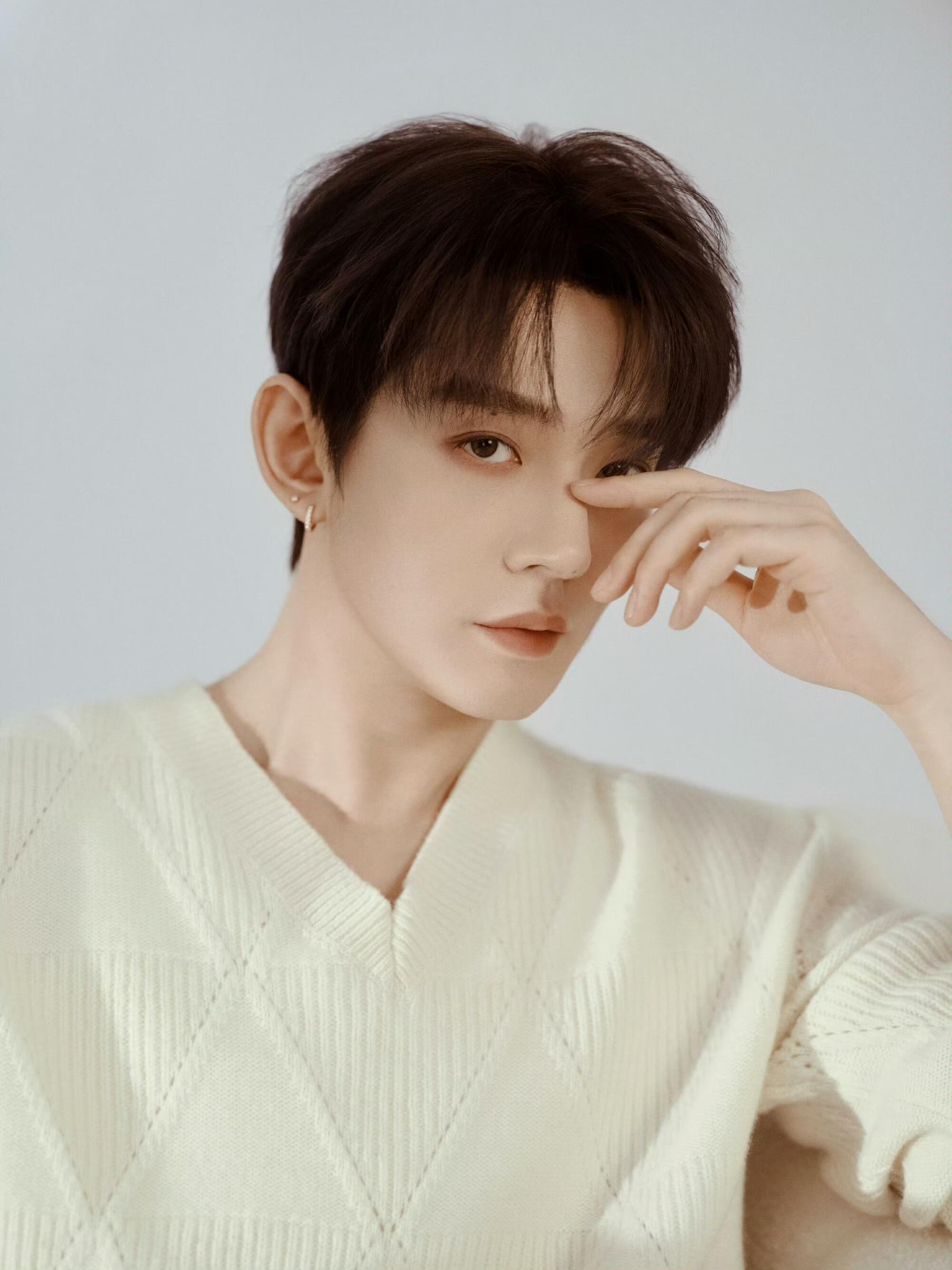 郭敬明发了邓为的眼部特写 