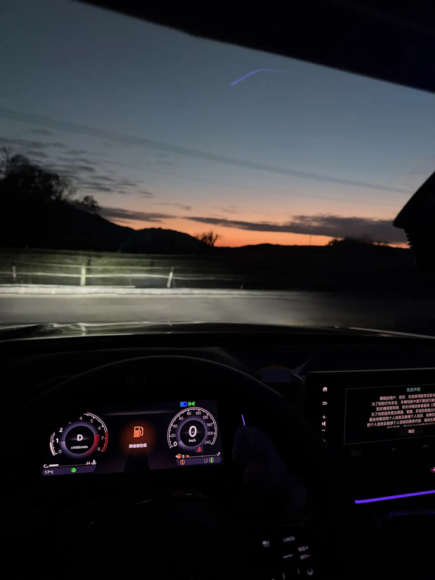 最无助的时候 才发现自己什么都没有 就这么坐着都不知道自己该想什么 突...