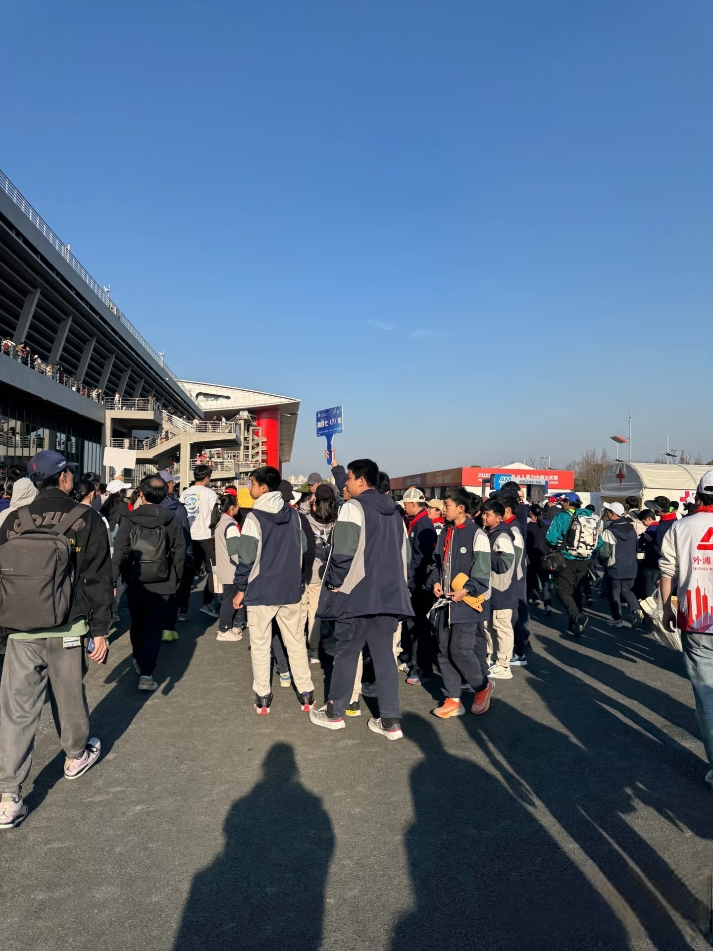 小学生春游都去看F1赛车文化熏陶要从小抓起是吗？实名羡慕上海中小学生了。 