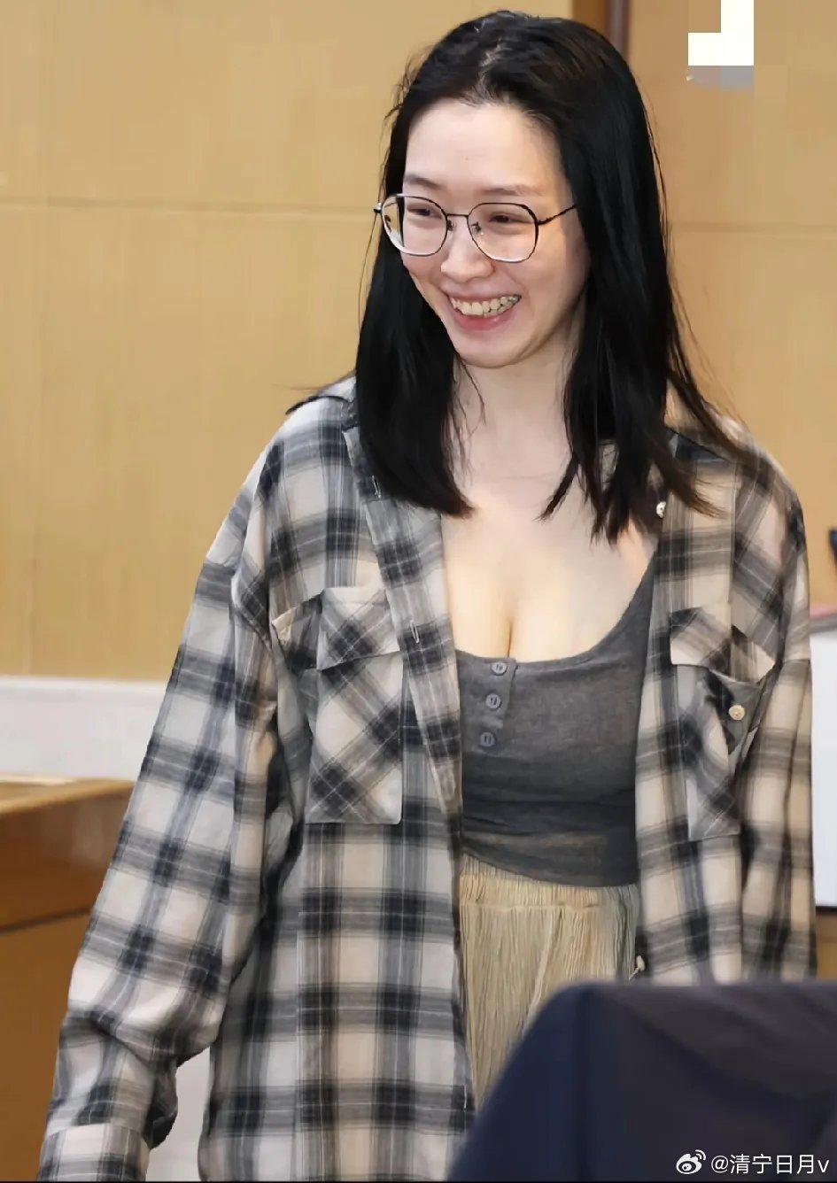 太子集团女助理，难怪她能当秘书，台妹特征很明显啊，台湾这穿搭正常 ​​​