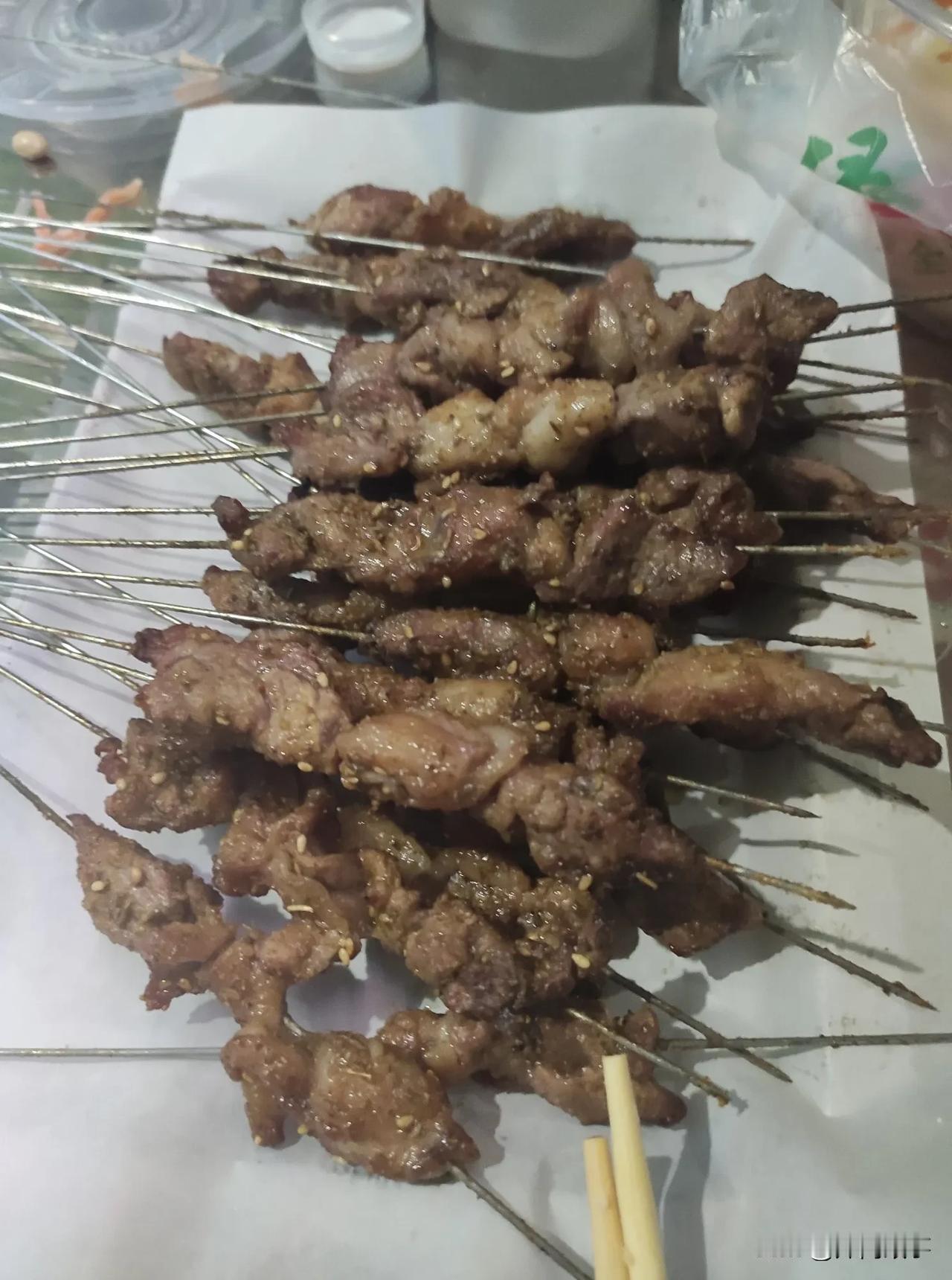 家族中长久不联系的亲戚
突然要请全家人吃饭
到底要不要去
难住我了
家里有个曾经