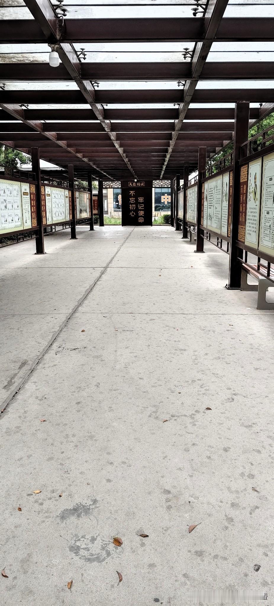 宁静的公园长廊，古色古香的牌匾，让人沉思的氛围。🍃📜