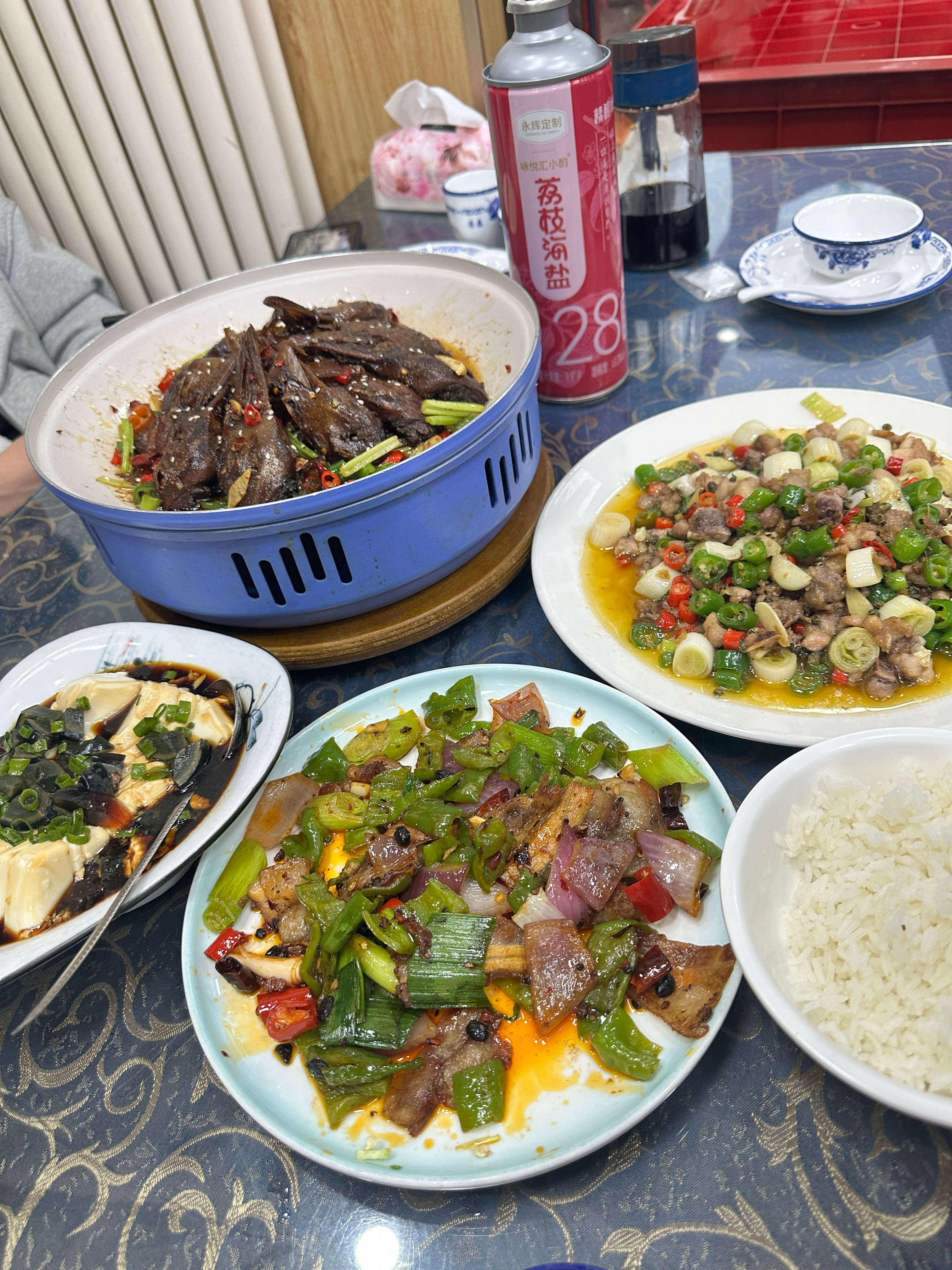 吃饭！小张嚼嚼嚼