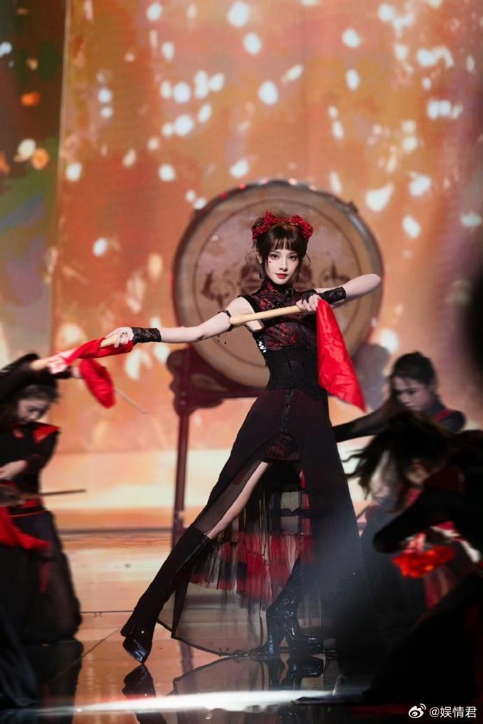 彭小苒谁家福娃跑出来了 谁能拒绝这样的小福娃✨ 彭小苒新图一释出，网友直接调侃“