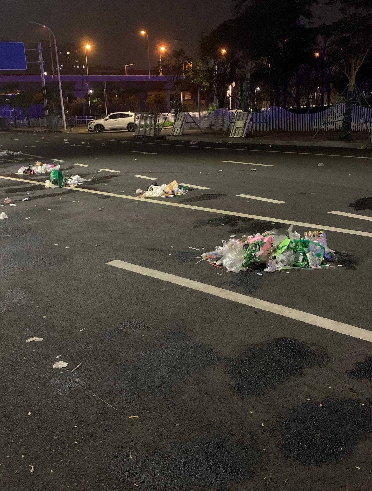 燃尽了！ 要赶着协商位置，跟志愿者们尽最大努力清理成一坨坨了！（明早有环卫工人清