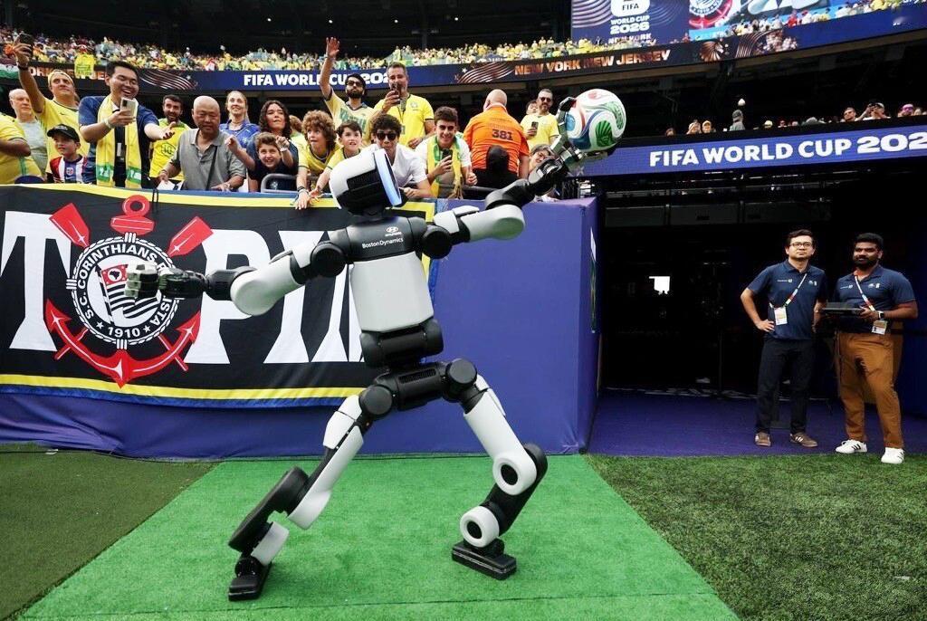 【波士顿动力人形机器人 Atlas
亮相世界杯！】
2026 世界杯 16 强赛