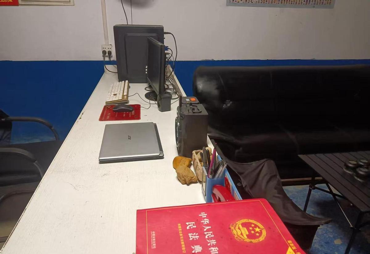 你老婆支持你开创业板，不是因为她懂K线，而是她看懂了你半夜看盘时的沉默——那不是