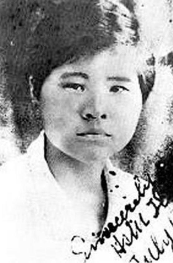 1940年，双枪女英雄李林被日军困在破庙，日军破开门、一拥而入的瞬间，所有人都以