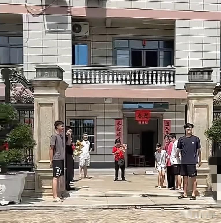 近日，广西南宁，一小伙将女朋友带回家，全家人列队迎接，又是送鲜花，又是送红包，仪