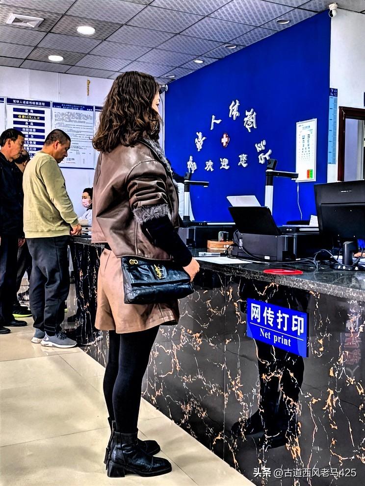 驾驶员身体年检有感：

一、黄牛象一群绿头苍蝇嗡嗡围着你转。
下公交距车管所约六