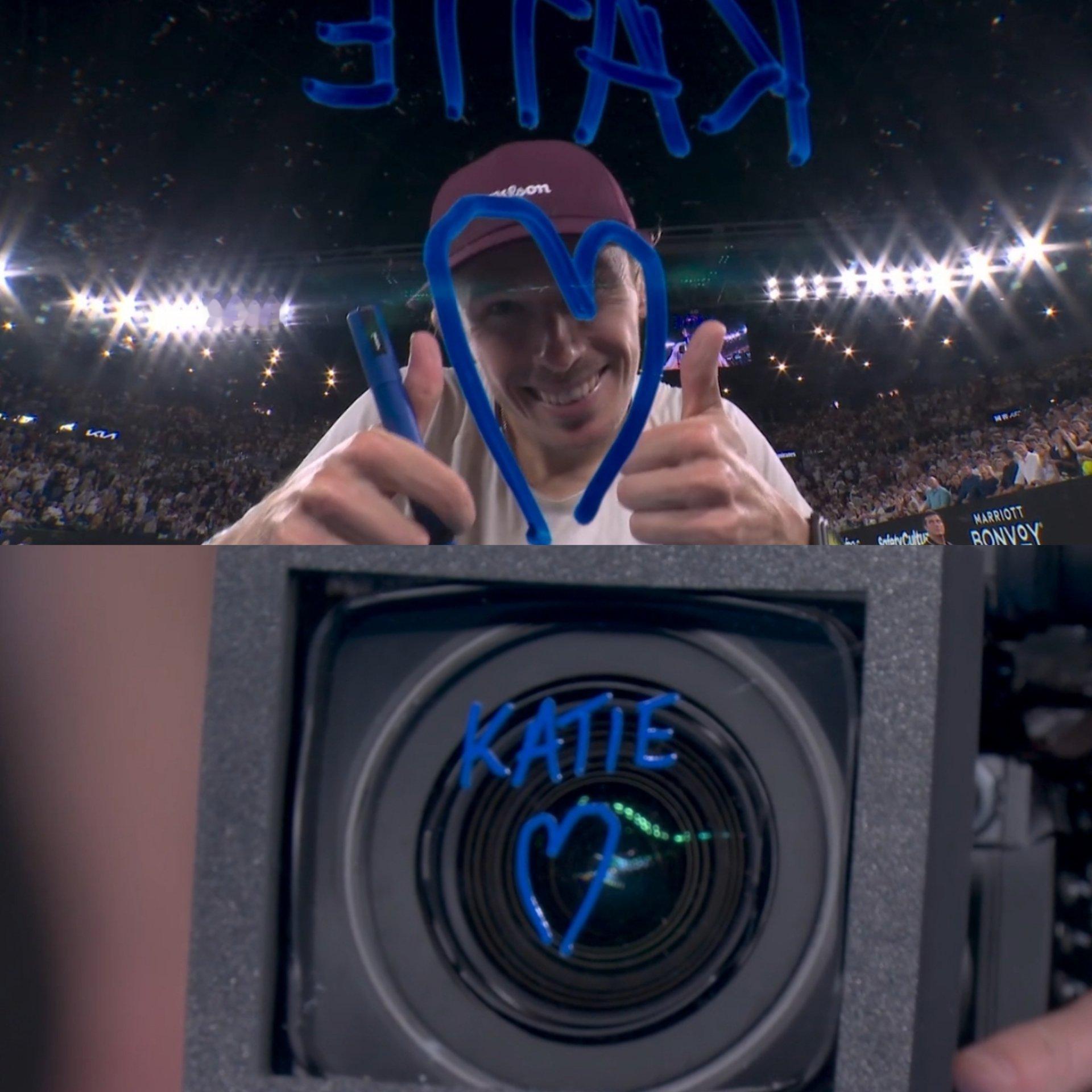 澳网2026 好浪漫，德米纳尔晋级之后在镜头上写上了爱人博尔特的名字Katie，