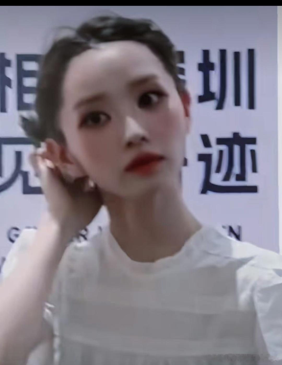 田曦薇没刘海差点认不出来能想到不好看，没想到这么不好看！ 