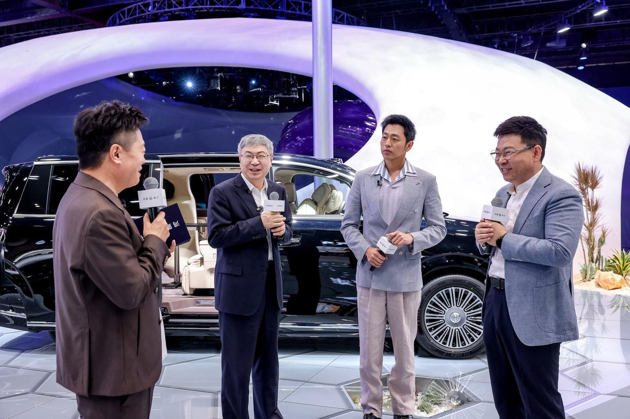 余承东×马东会客厅，鸿蒙智行聊的不是车是品牌温度
北京车展鸿蒙智行《会客厅》直播