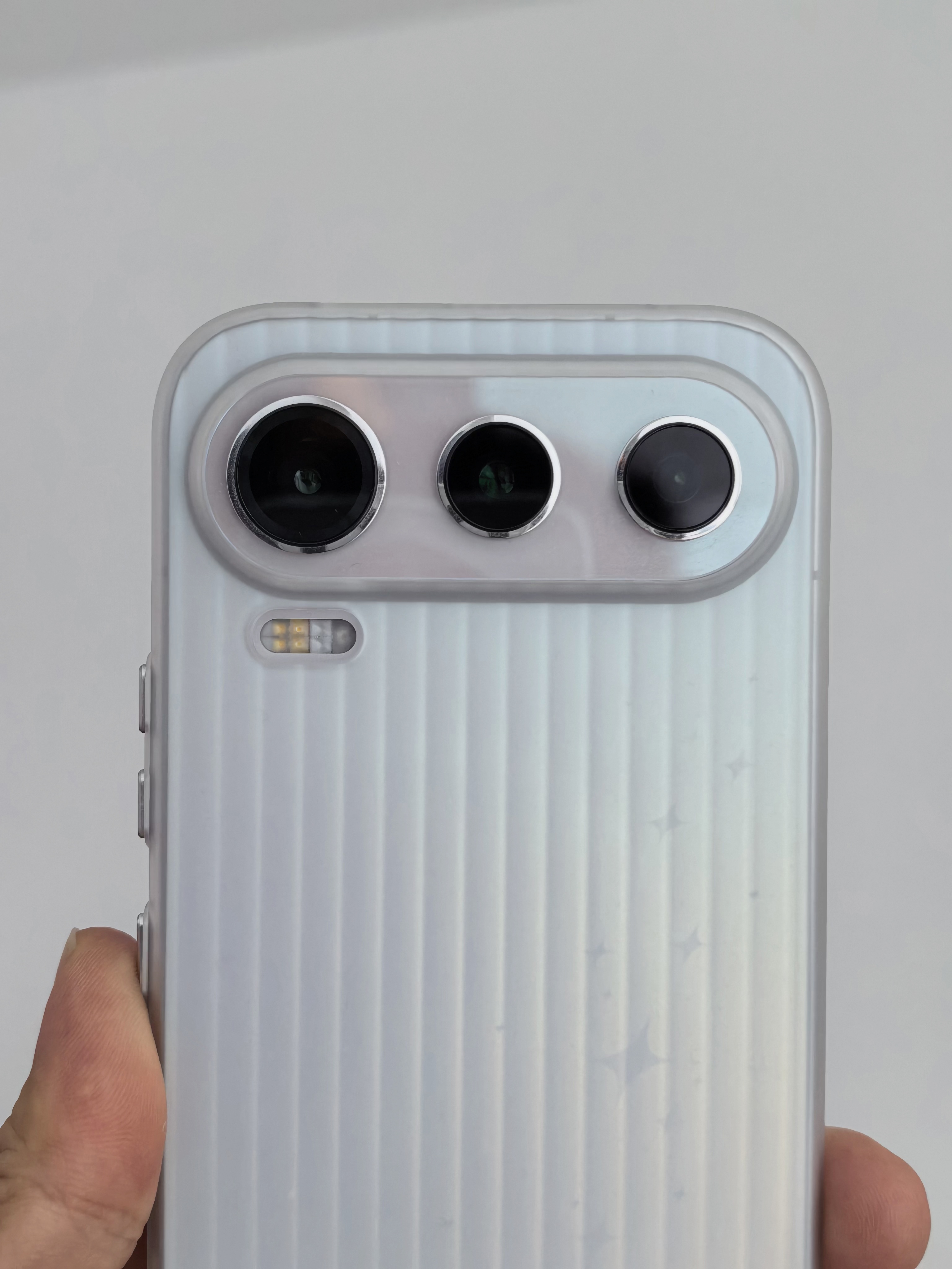 iPhoneAir2再爆料 看着手里的iPhone Air3陷入了沉思 ~  科