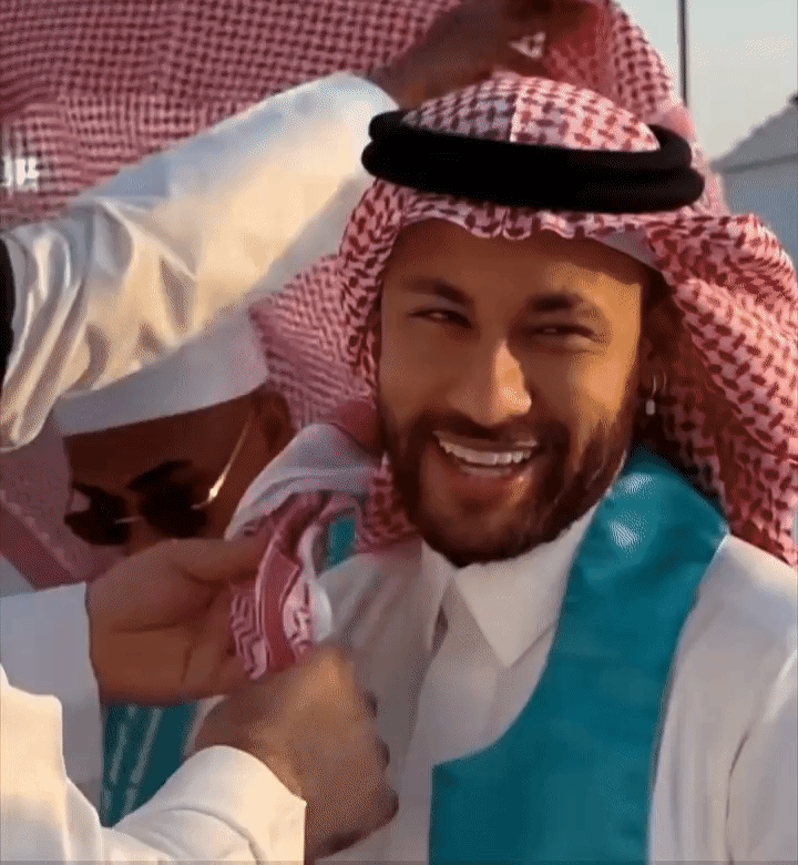 内马尔，终于明白你来沙特干嘛了！[捂脸][捂脸][捂脸]这装扮，这笑容，胜过当新