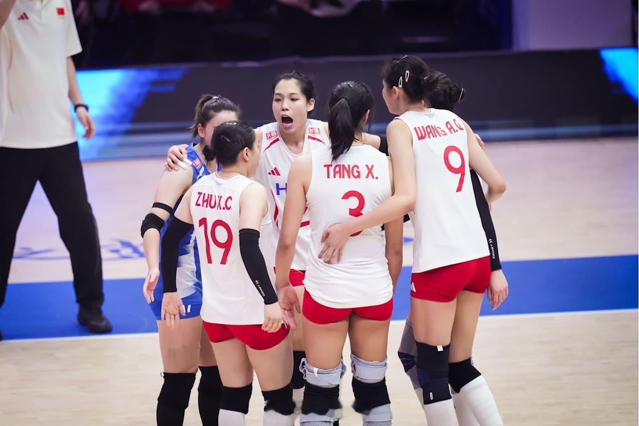 中国女排vs塞尔维亚女排 ，现场观众17816人，今天周六、6月6，中国女排世界