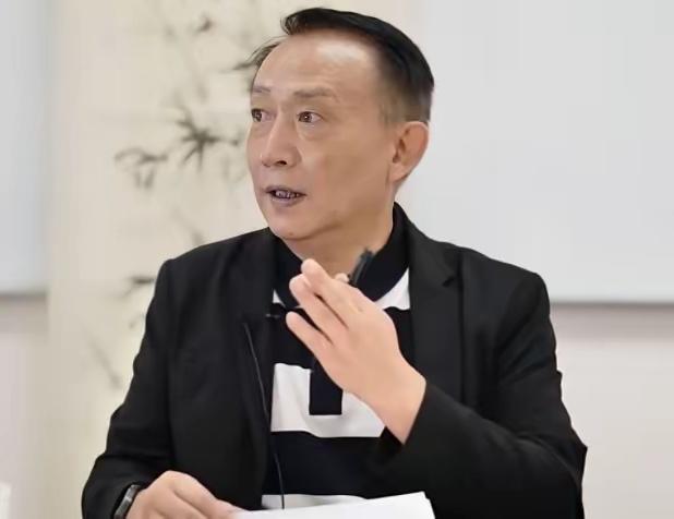 最狠的间谍，不偷你的情报，也不策反你的人；人家直接在你家里，帮你“立规矩”！
​