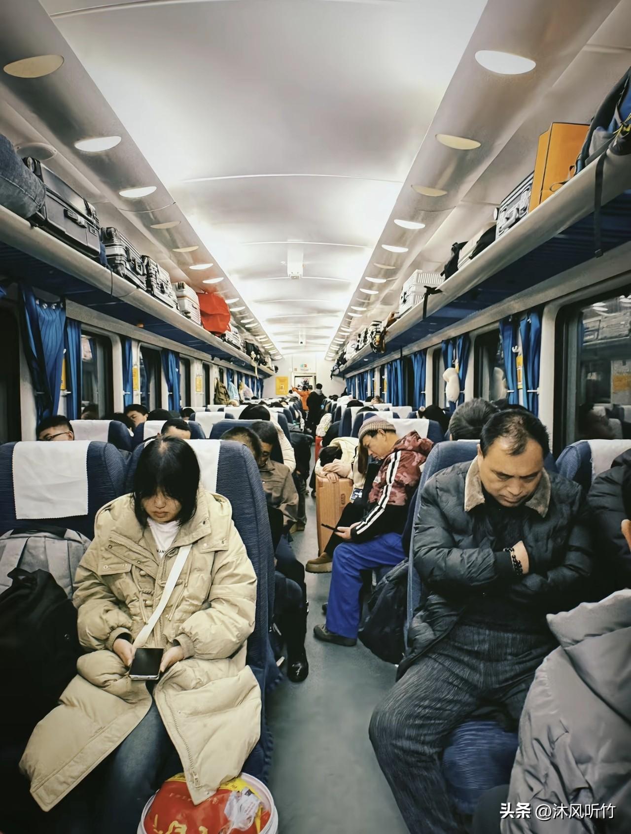早晚高峰地铁人挤人，贴身站在一起，有些骚扰行为很难当场分清，不少姑娘遇到偷拍、猥