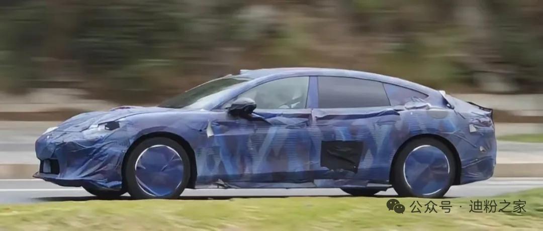 坪山总部路边惊现方程豹首款轿跑，裹着重伪装也藏不住气场，网友实拍一出，直接炸翻车