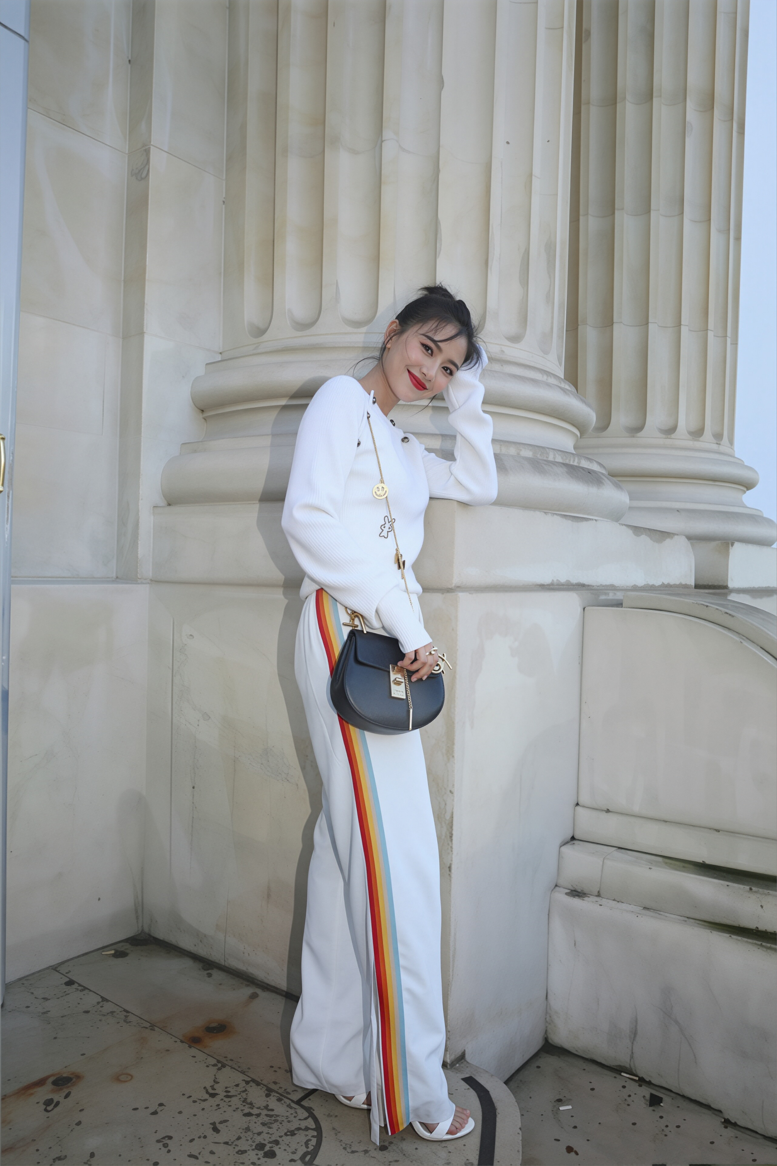 高圆圆 以高丸子头搭配白针织衫与彩虹条纹阔腿裤亮相，造型清爽灵动，松弛感拉满。无