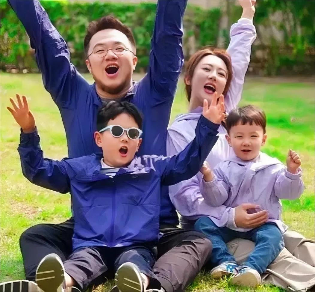 巴图的俩儿子都长这么大了，好可爱的一对小贝贝。一家四口同频共振，幸福感爆屏。好丈