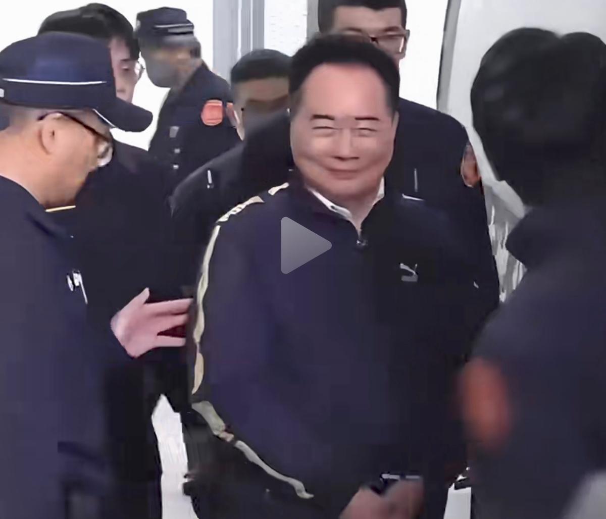 真的是太讽刺了，一边是蔡正元博士被带上手铐脚链带上囚车，一边是国民党的重要民意代