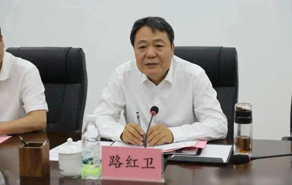 他哭过，他升了，他被带走了。

今天刷到省纪委的通报我还愣了好半天，之前他在中牟