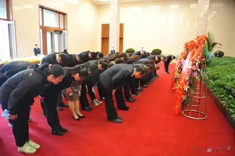 感觉老人家从来就没有离开我们。
走进庄严的毛主席纪念堂，无论是大人还是孩子，都不