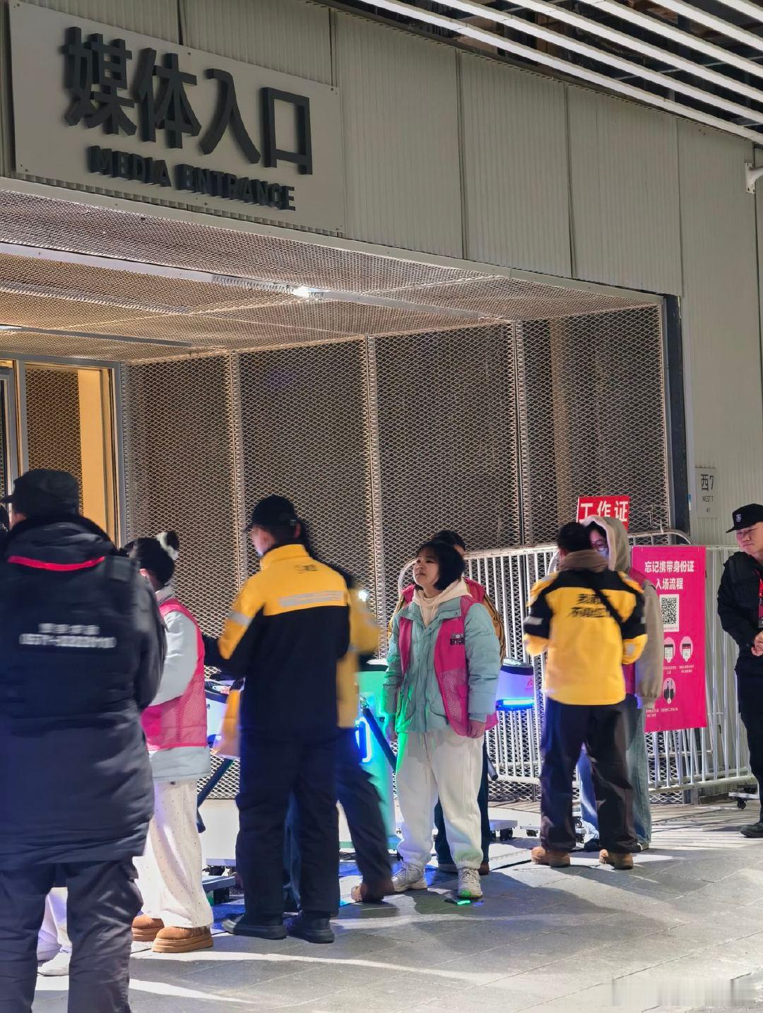 潘玮柏在演唱会现场点外卖 音乐一响，干饭登场！演唱会中场，“袋鼠人偶”已带着热腾