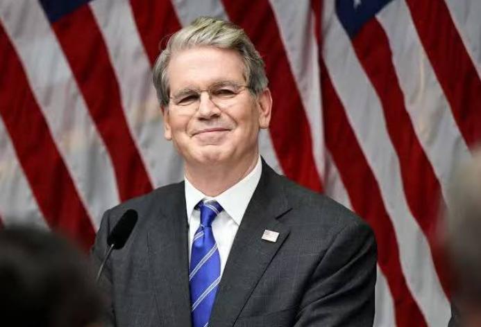 美国的狐狸尾巴终于露出来了！美国财长：伊朗石油将用美元结账，俄罗斯也可能重返美元