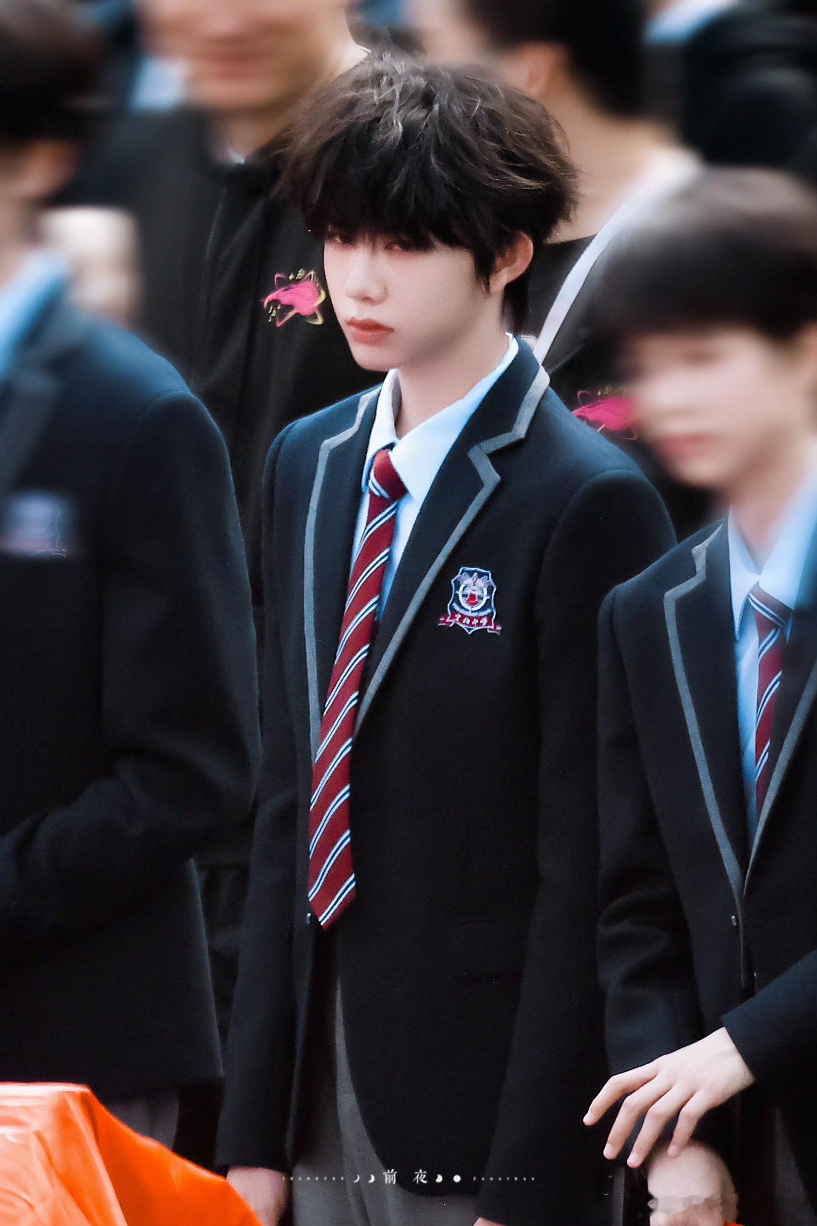 陈奕恒开机照 谁懂啊，陈奕恒这个卷毛造型真的戳中我，制服造型干净利落，可爱和帅气