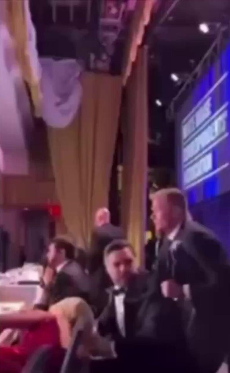 ·1、The president being escorted.
·2、The 