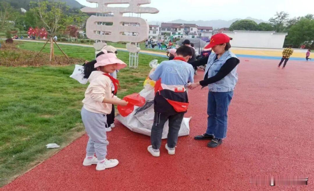 汉中市南郑区黄官镇中心小学党支部注重精准服务，让党员“双报到双服务”见实效
  