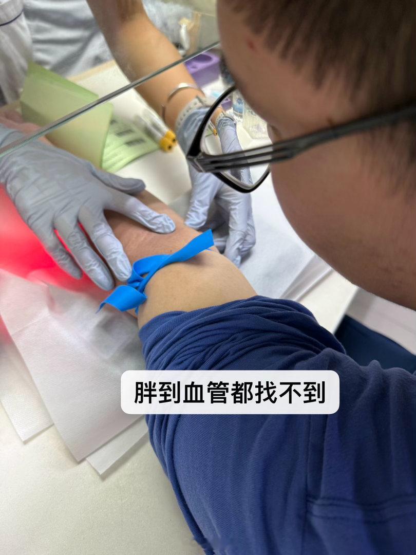 我的妈呀，真能被A娃气死～一大早空腹带老大来抽血。特意打了专车。车上有免费瓶装水