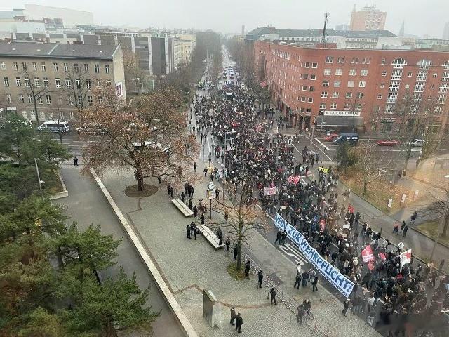 在德国集会，口号是——宁愿生活在普京统治下，也不愿战斗。 
