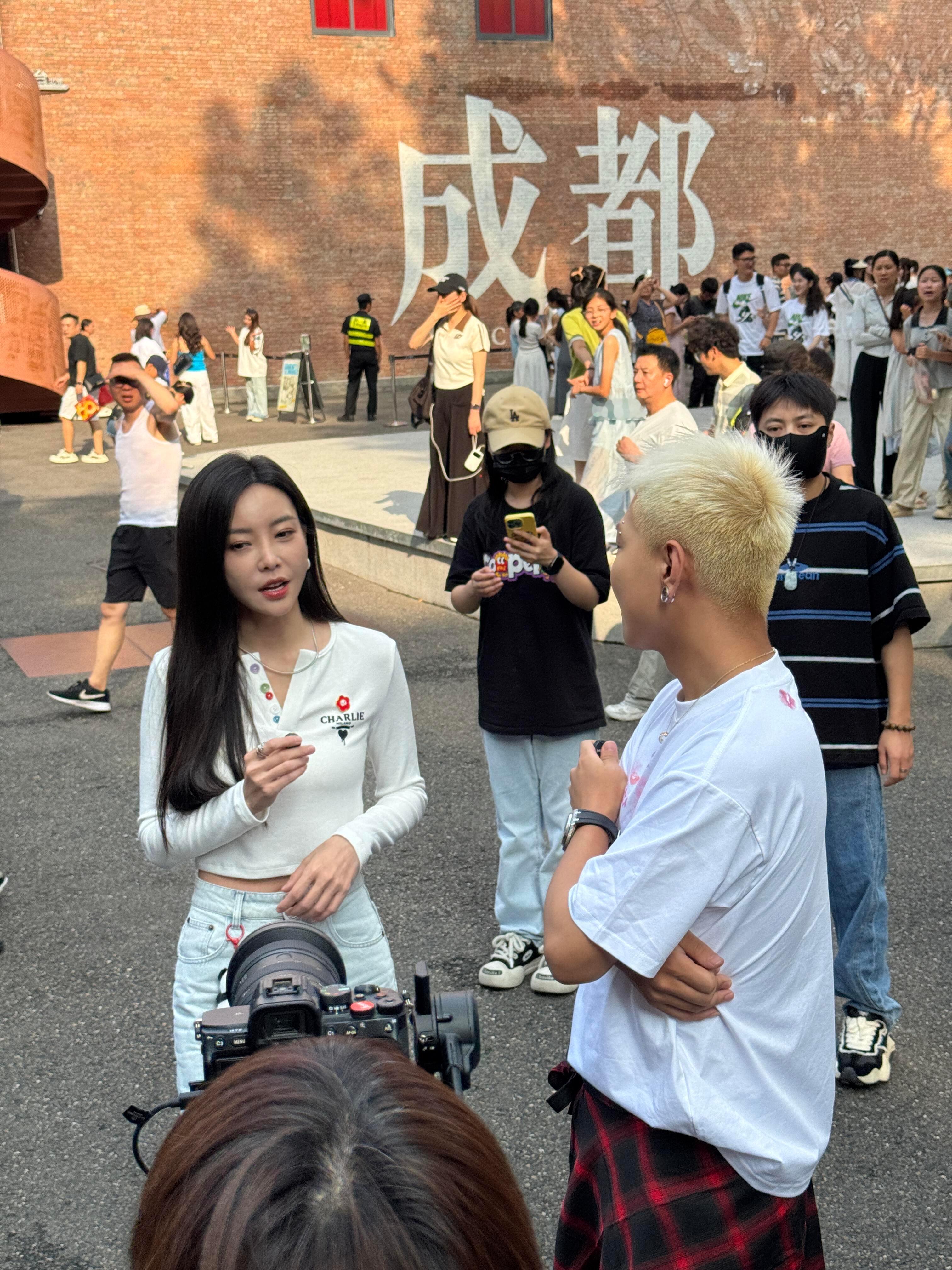 偶遇于文文街头打零工是谁演唱会前一天还在街头打零工啊hhhh 不知道于文文是不是