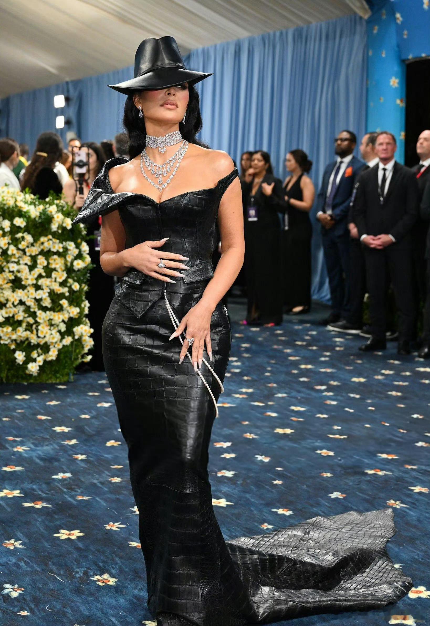金·卡戴珊身穿Chrome Hearts定制系列亮相Met Gala，好像鳄鱼皮
