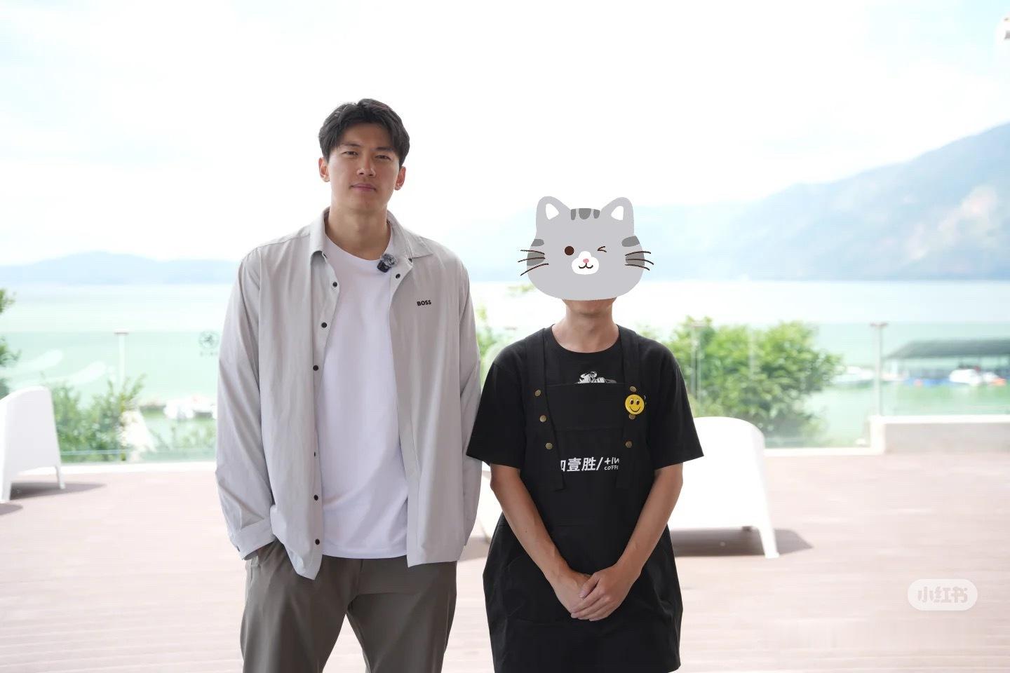 咖啡打卡照get✅原来哥哥也是让手机先吃汪顺