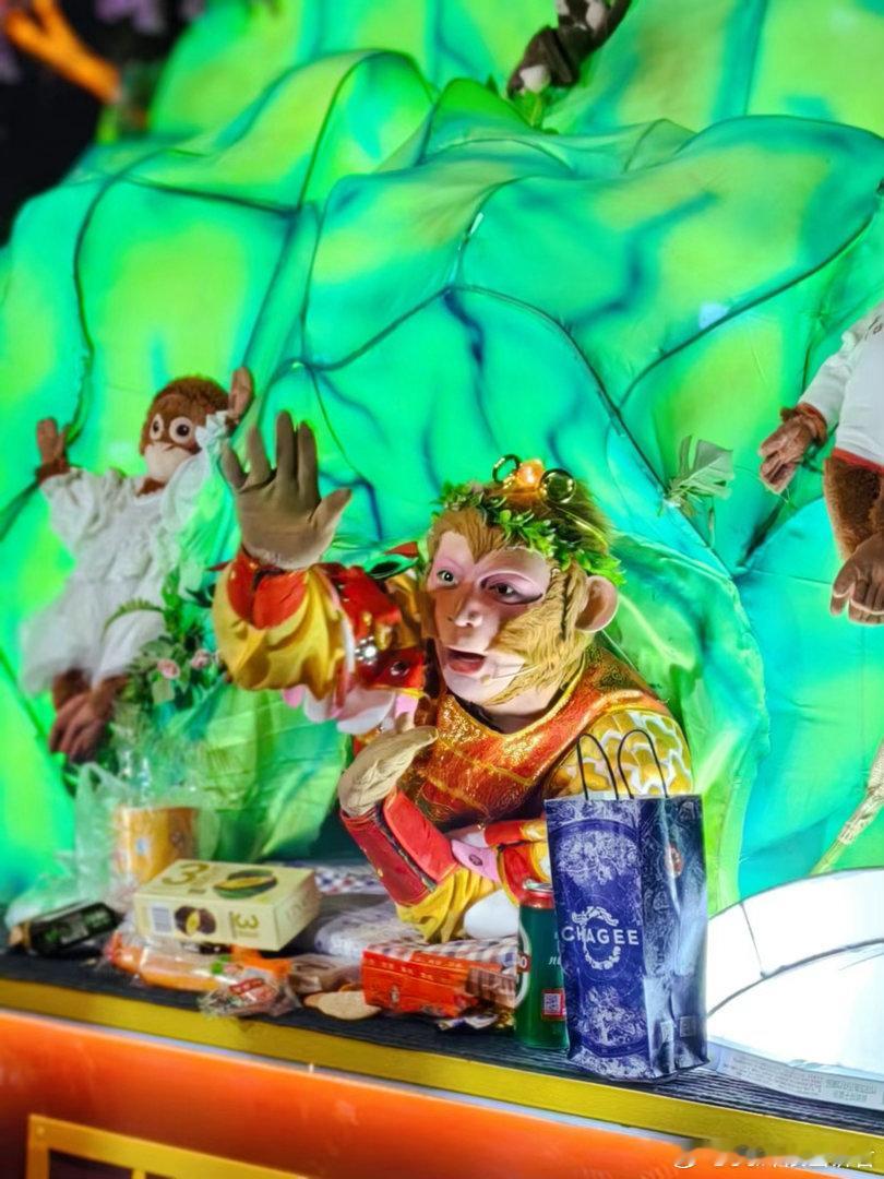 雪饼猴超越班跪谢73岁高龄粉丝无限超越班 这画面又好笑又感人，老人家追的不是星，