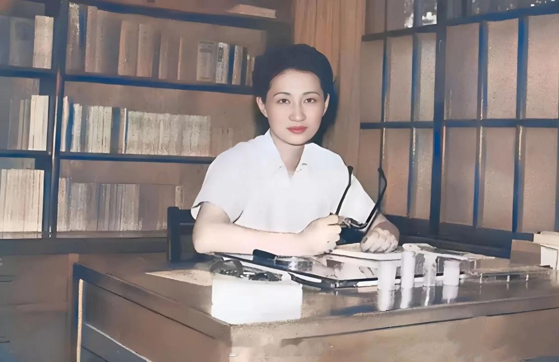 1947年，台湾。张学良软禁期间，陪伴他左右的赵四小姐，时年35岁。