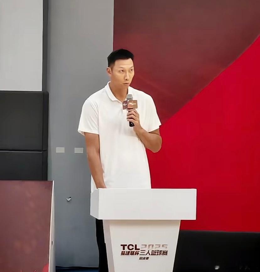 新鲜的大哥，出席参加易建联杯三人篮球总决赛活动，并为获奖运动员颁奖 