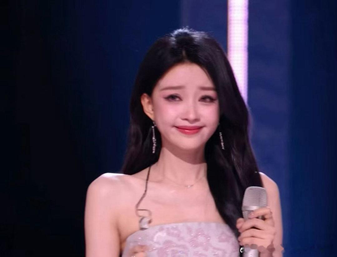 尚丹丹女士听到孙怡弹琴了吗温柔气场氛围感拉满，孙怡身着素雅白裙端坐琴台演奏。经典