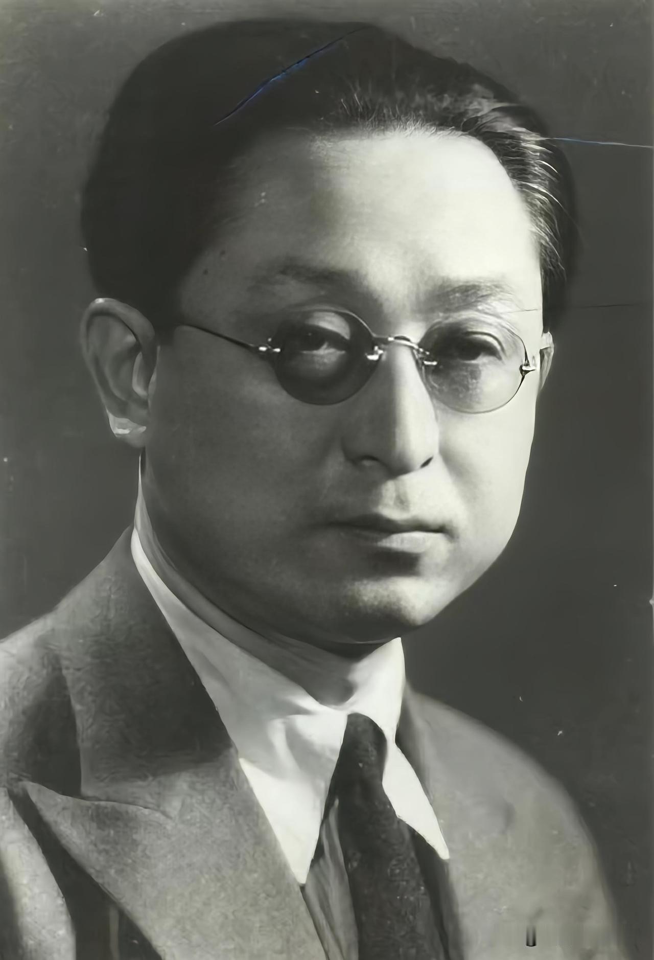他是北京共产主义小组发起人之一，参与中共早期建党筹备，是周恩来、朱德的入党介绍人