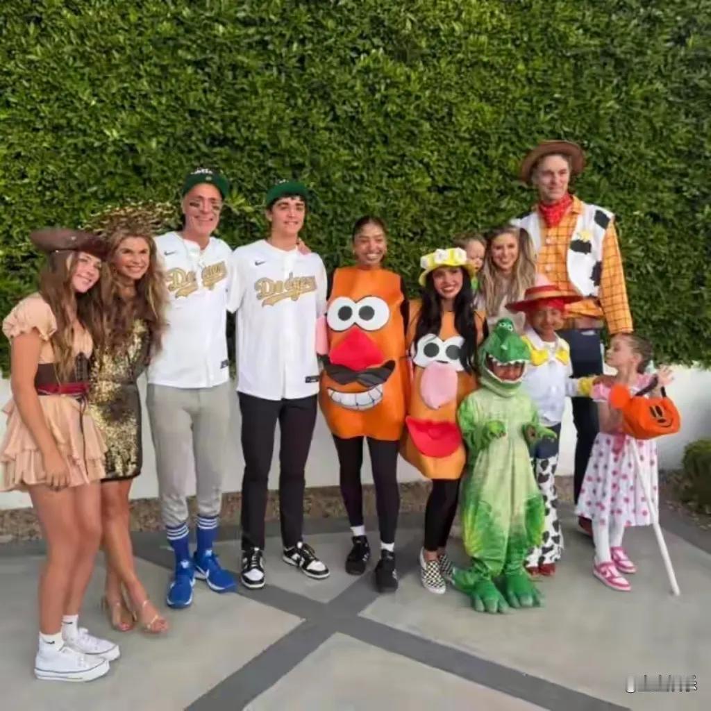 近日，科比遗孀瓦妮莎在社交媒体上晒出全家万圣节装扮照片，引发网友关注。照片中，瓦