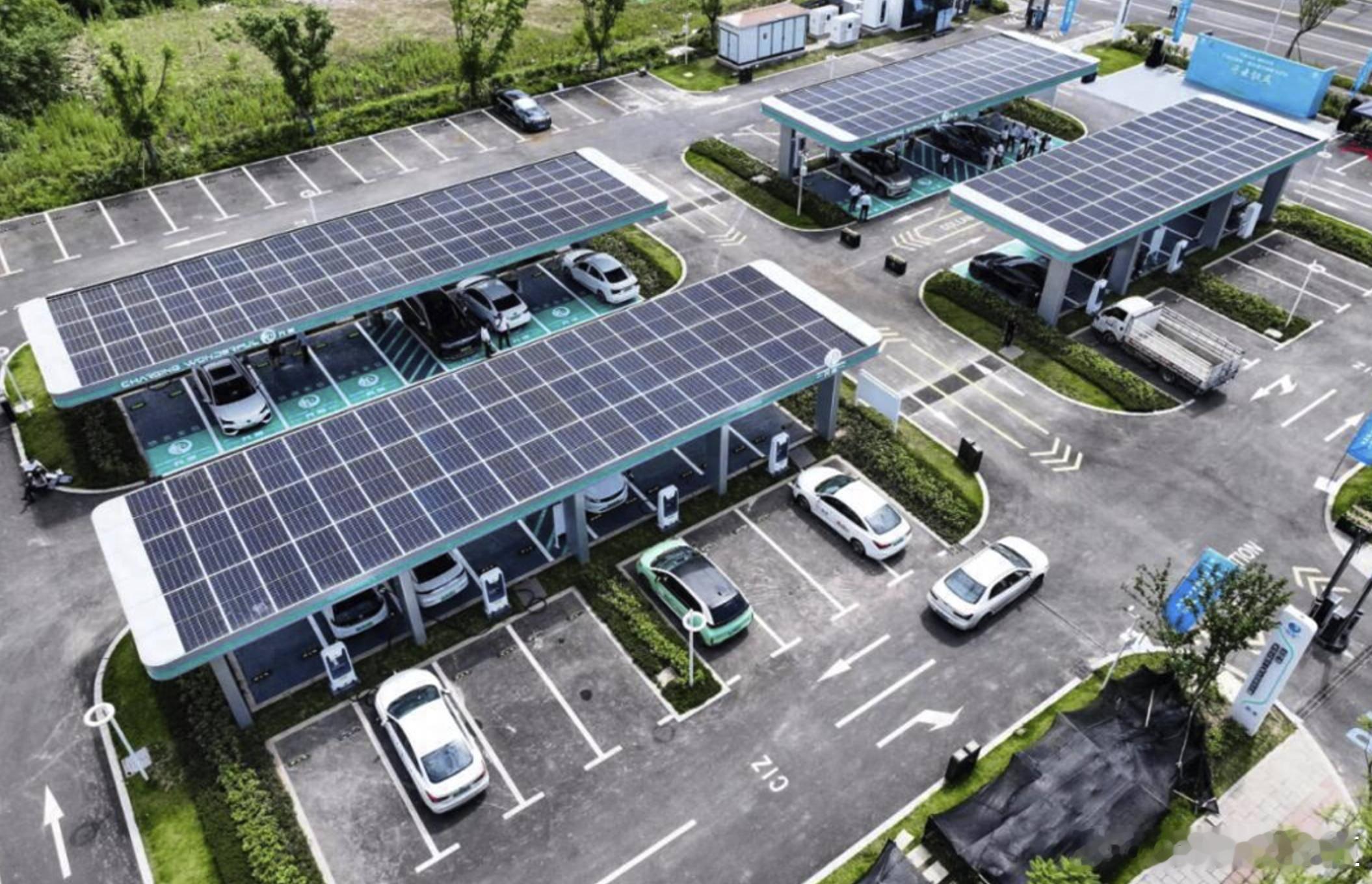 中国新能源产品成了海外抢手货从新能源车到光伏储能，中国新能源出海火爆，既是技术与